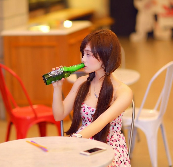 Ảnh gái xinh đang uống bia
