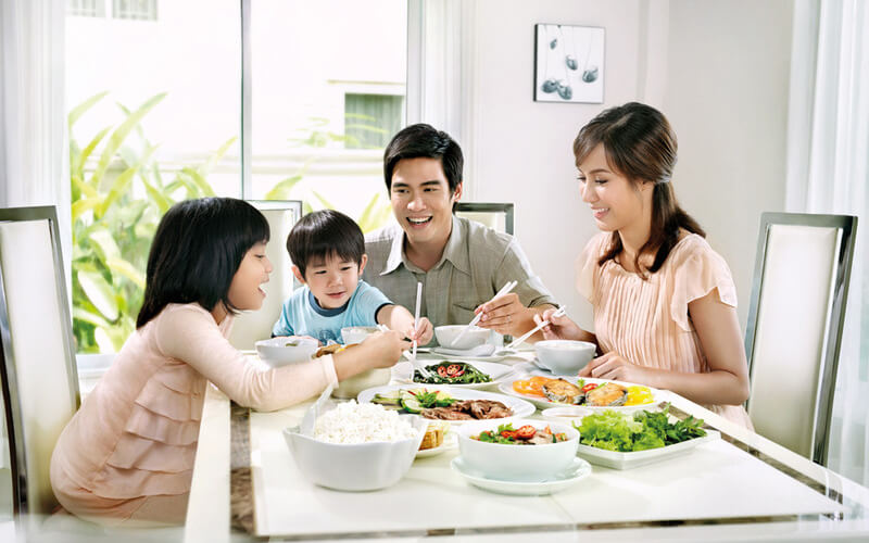 hình ảnh gia đình hạnh phúc cùng nhau ăn cơm (1)