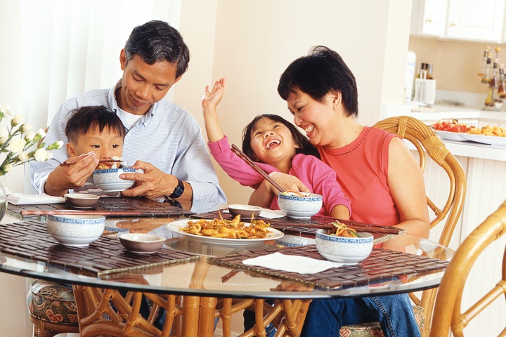 hình ảnh gia đình hạnh phúc cùng nhau ăn cơm (10)