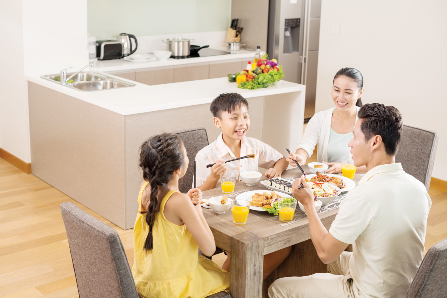 hình ảnh gia đình hạnh phúc cùng nhau ăn cơm (8)