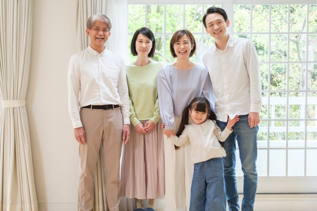 Hình ảnh gia đình 5 người hạnh phúc 15