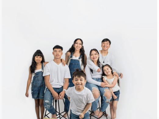 Hình ảnh gia đình 7 người hạnh phúc 11