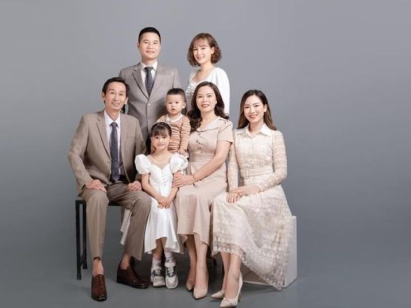 Hình ảnh gia đình 7 người hạnh phúc 2