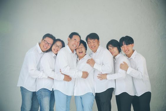 Hình ảnh gia đình 7 người hạnh phúc 5