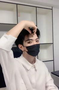 Anh trai dep deo khau trang den cuon hut scaled