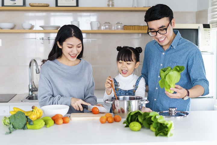 image of an asian family cooking at home Hình ảnh gia đình 1 con 37