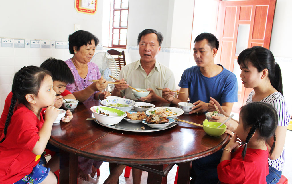 hinh anh gia dinh nhieu the he 12