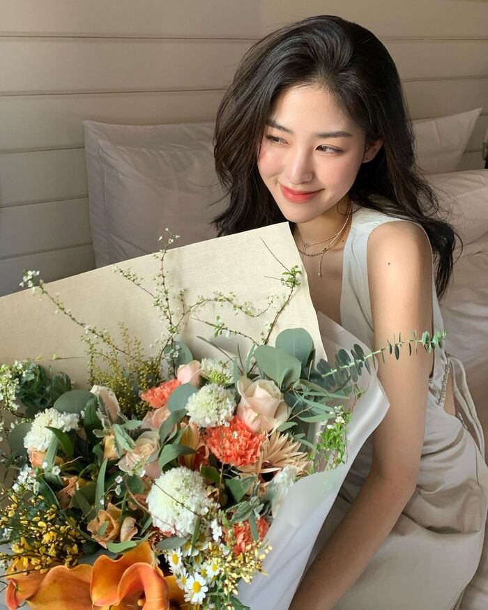 hinh co gai cam hoa 10 Hình cô gái cầm hoa 10
