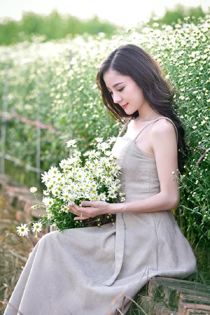 hinh co gai cam hoa 12 Hình cô gái cầm hoa 12