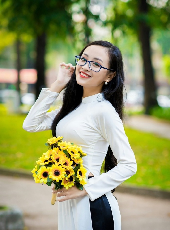 hinh co gai cam hoa 13 Hình cô gái cầm hoa 13