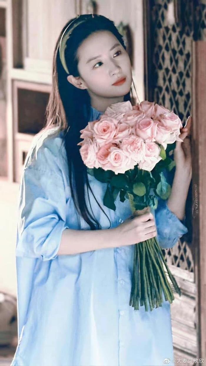 hinh co gai cam hoa 14 Hình cô gái cầm hoa 14