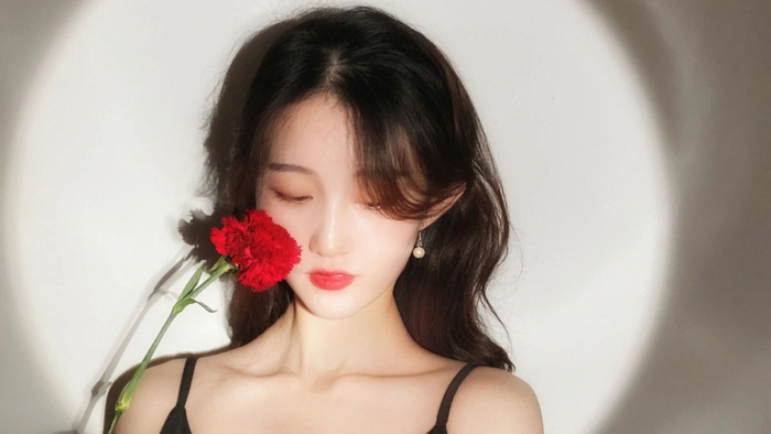 hinh co gai cam hoa 16 Hình cô gái cầm hoa 16
