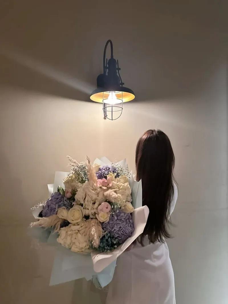 hinh co gai cam hoa 2 Hình cô gái cầm hoa 2