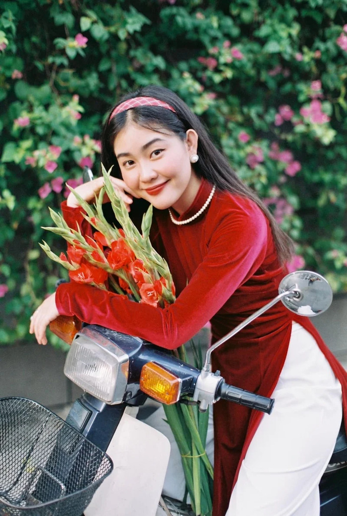hinh co gai cam hoa 20 hinh co gai cam hoa 20