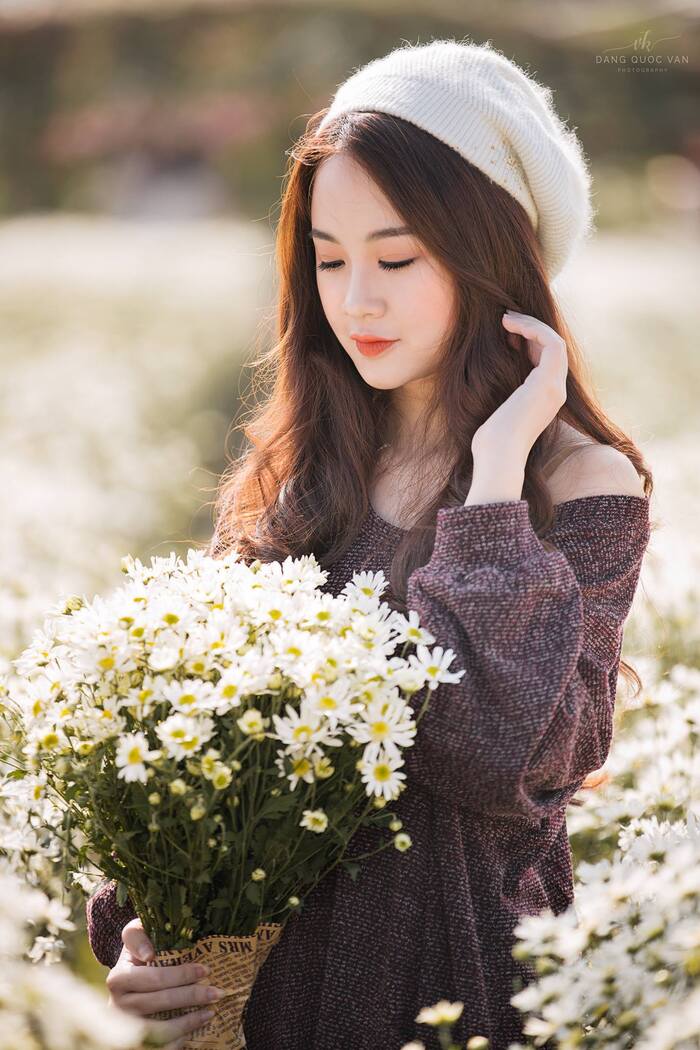 hinh co gai cam hoa 26 Hình cô gái cầm hoa 26