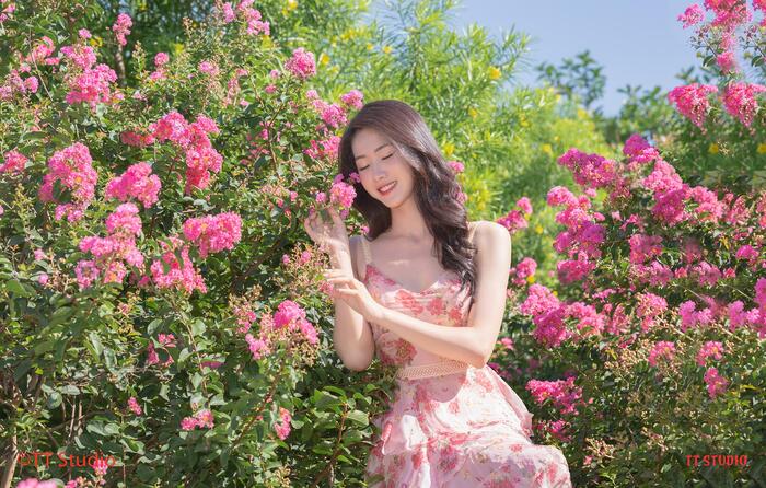 hinh co gai cam hoa 29 Hình cô gái cầm hoa 29