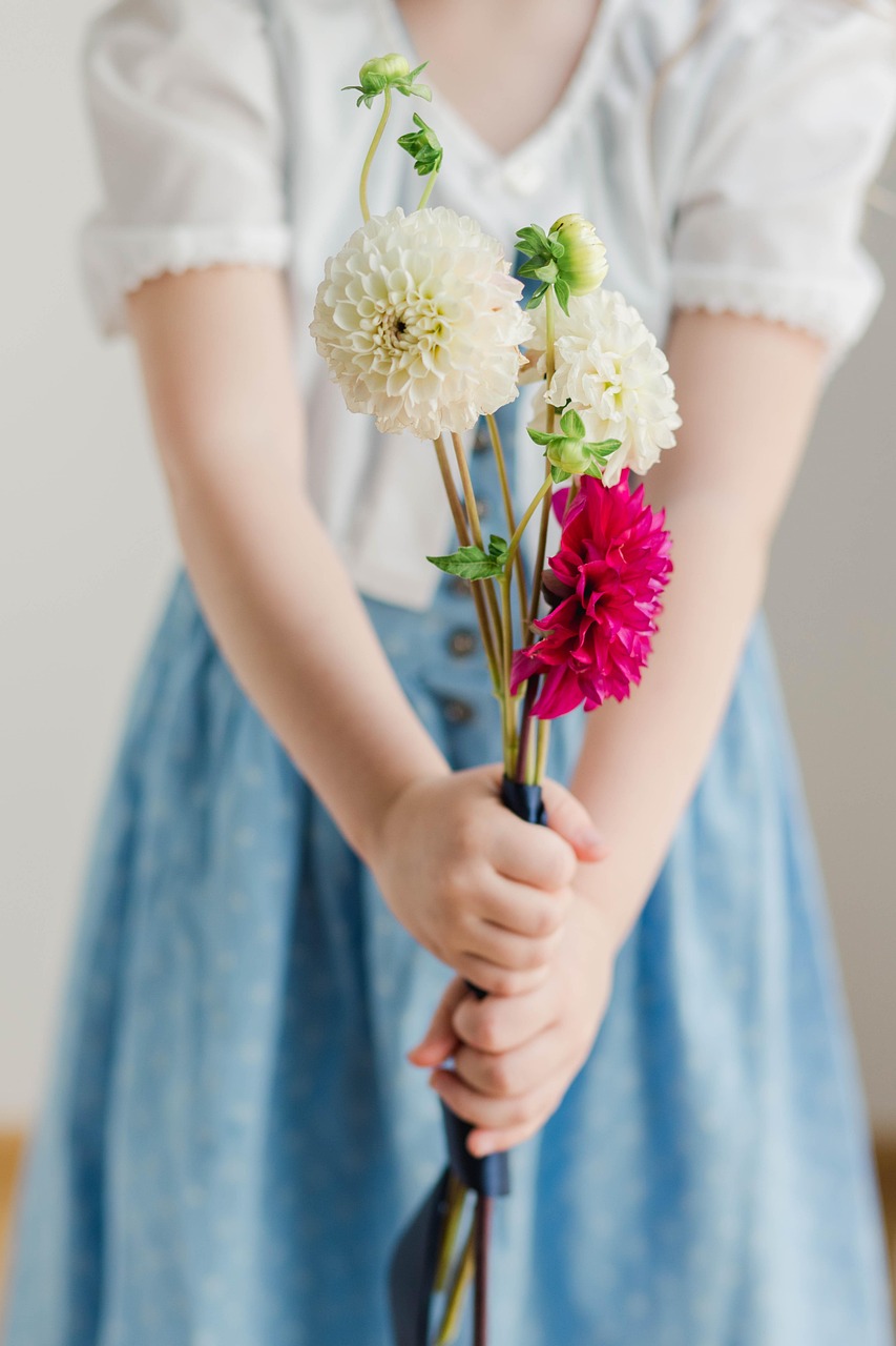hinh co gai cam hoa 3 Hình cô gái cầm hoa 3