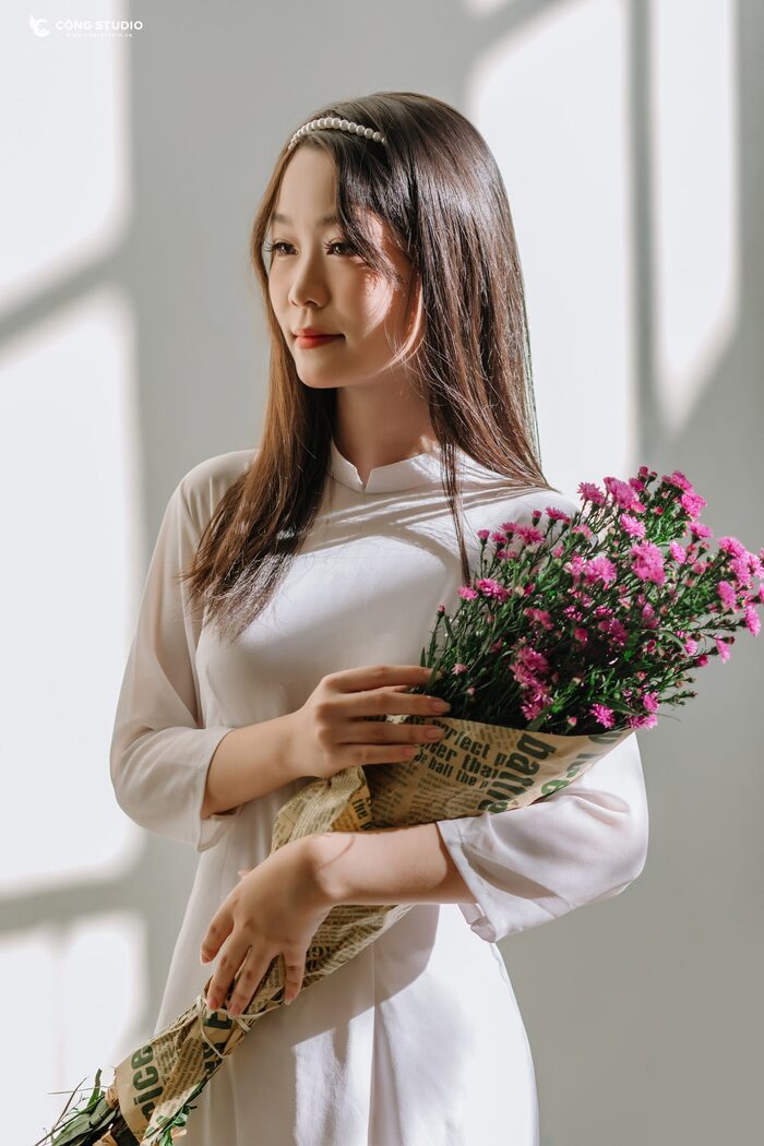 hinh co gai cam hoa 30 Hình cô gái cầm hoa 30