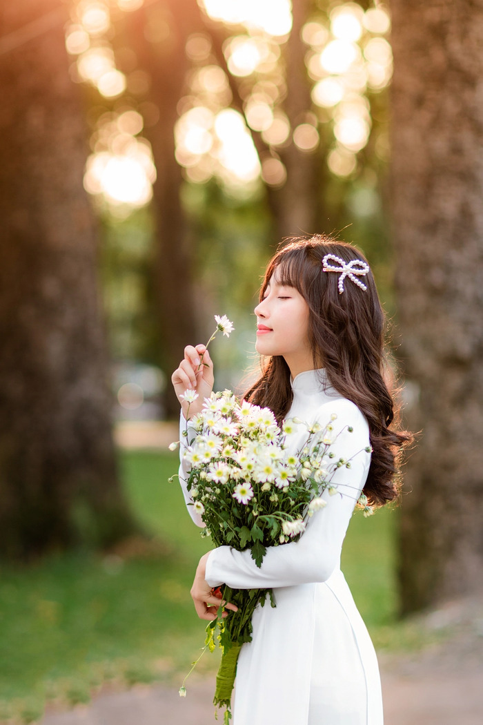 hinh co gai cam hoa 32 Hình cô gái cầm hoa 32