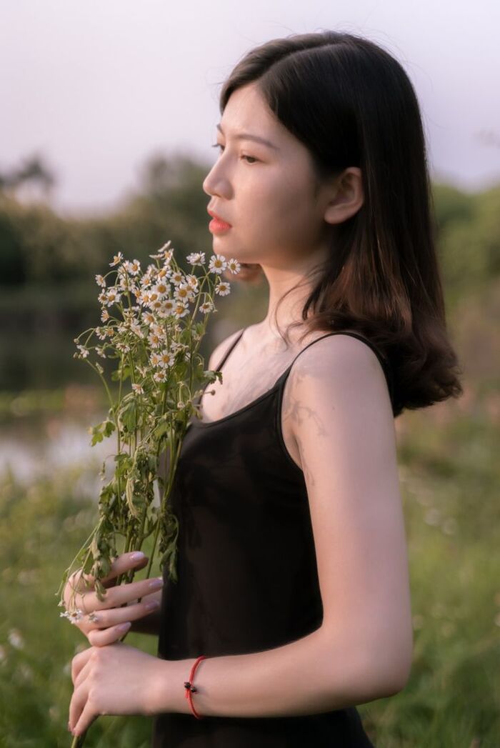 hinh co gai cam hoa 33 Hình cô gái cầm hoa 33