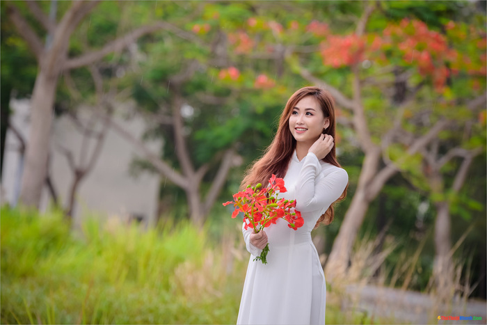 hinh co gai cam hoa 42 Hình cô gái cầm hoa 42