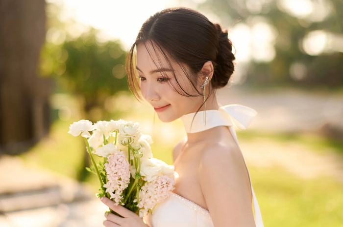 hinh co gai cam hoa 43 Hình cô gái cầm hoa 43