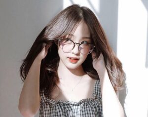 Hình gái xinh đeo mắt kính 6