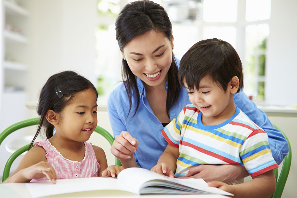 Mother Helping Children With Homework hình ảnh cuộc sống gia đình hằng ngày 14