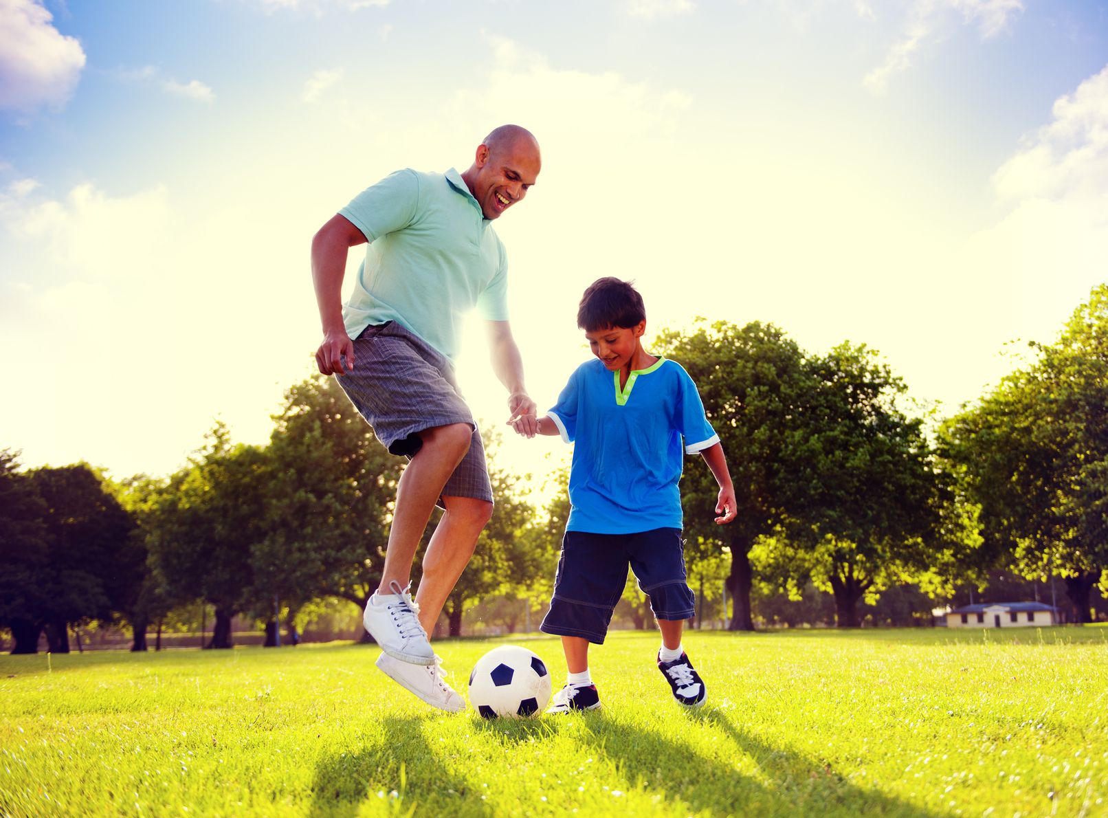Father Son Playing Soccer Park Summer Concept hình ảnh cuộc sống gia đình hằng ngày 37