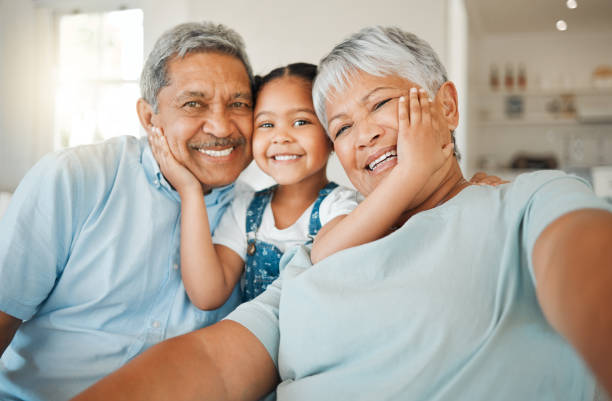 Being part of a family means smiling for photos Hình ảnh vợ chồng già 18